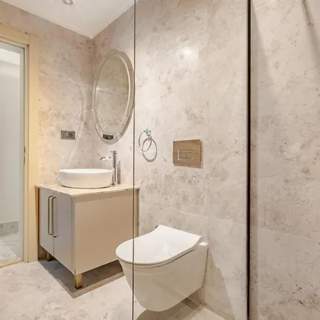 Chic With Balcony Direct Pool Access شقة *