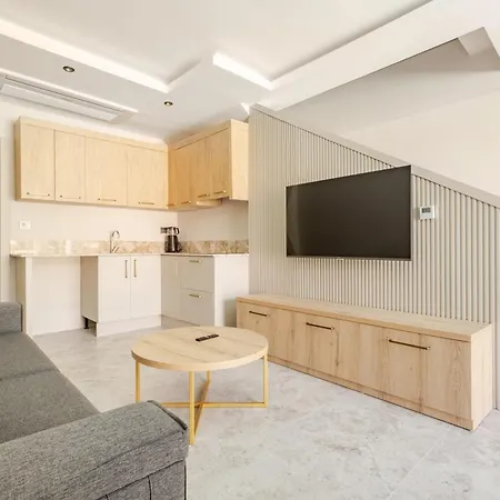 Chic With Balcony Direct Pool Access * فتحية