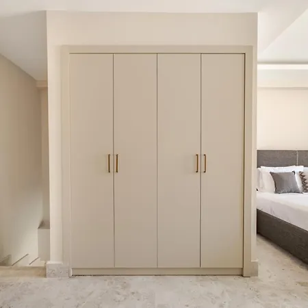 Apartment Chic With Balcony Direct Pool Access