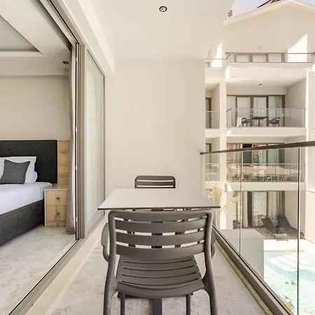 Apartment Chic With Balcony Direct Pool Access