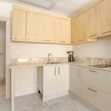 Διαμέρισμα Chic With Balcony Direct Pool Access *
