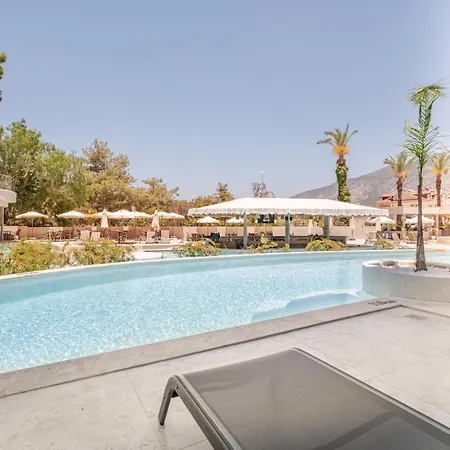 Chic With Balcony Direct Pool Access *