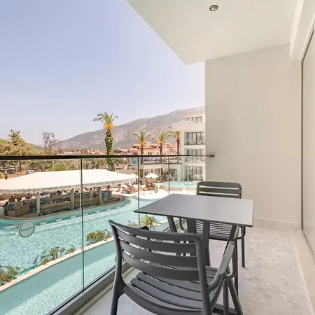 Apartment Chic With Balcony Direct Pool Access