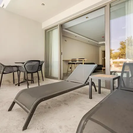 Chic With Balcony Direct Pool Access