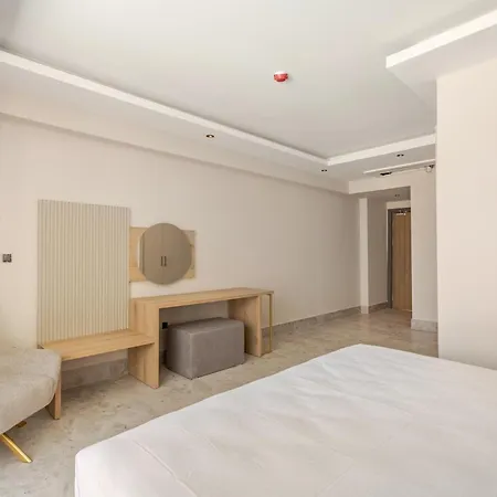 Chic With Balcony Direct Pool Access Apartment *