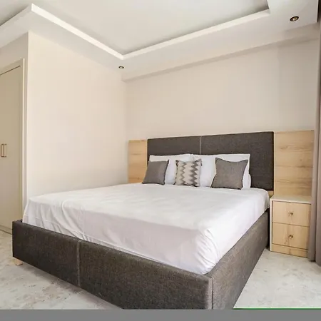 Chic With Balcony Direct Pool Access *
