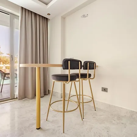 Chic With Balcony Direct Pool Access