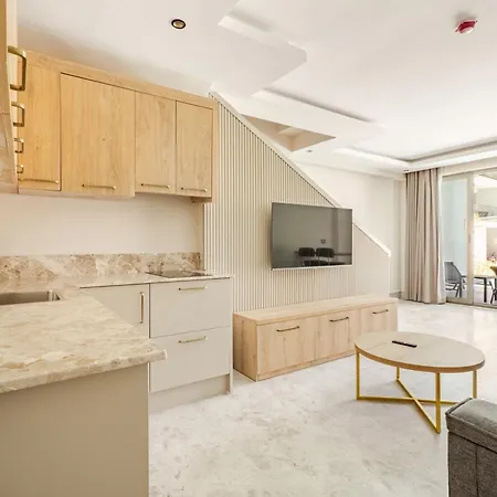 Διαμέρισμα Chic With Balcony Direct Pool Access *