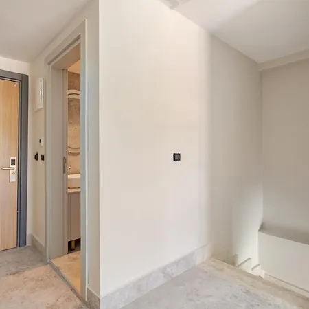 Chic With Balcony Direct Pool Access * Φετιγιέ