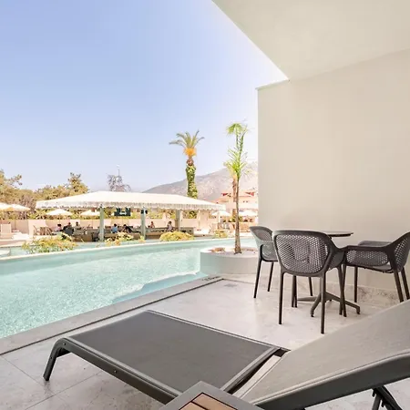 Chic With Balcony Direct Pool Access