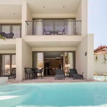 Chic With Balcony Direct Pool Access Apartment *